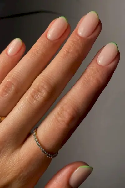 mikro francouzská manikúra