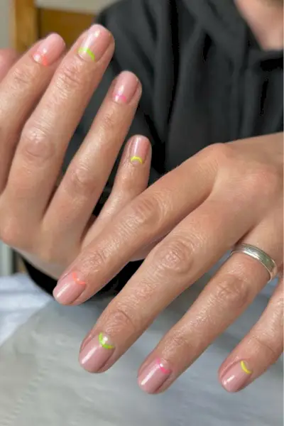 Atostogų nagų idėjos – spalvingi pusmėnulio kontūrai