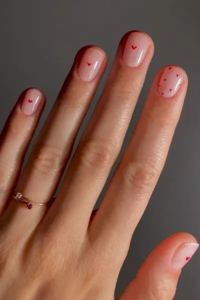 Atostogų nagų idėjos – minimalistinės mažos širdelės