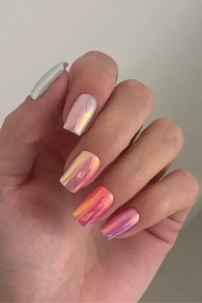 Nagų idėjos atostogoms – „Chrome Pink Ombre“.