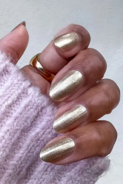 Nagų idėjos atostogoms – metalinis aukso lakas