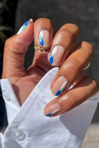 Atostogų nagų idėjos – neigiamas kosmoso bangų dizainas