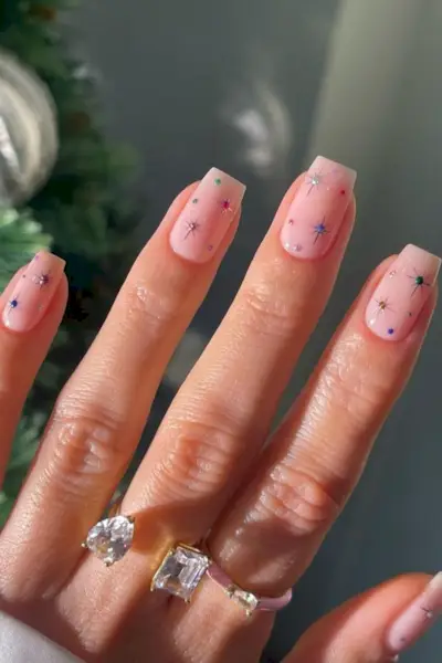 Atostogų nagų idėjos – įvairiaspalvės žvaigždės su brangakmeniais