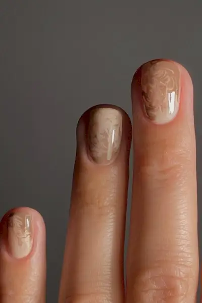 Atostogų nagų idėjos – rudi ir įdegio sūkuriai