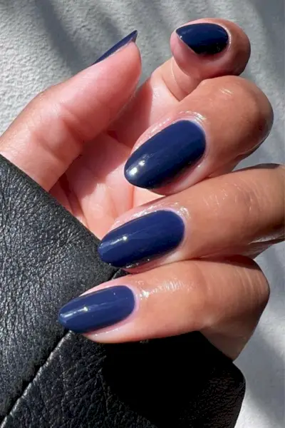 Nagų idėjos atostogoms – vidurnakčio mėlynas lakas