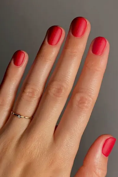 Nagų idėjos atostogoms – matinis ryškiai raudonas lakas