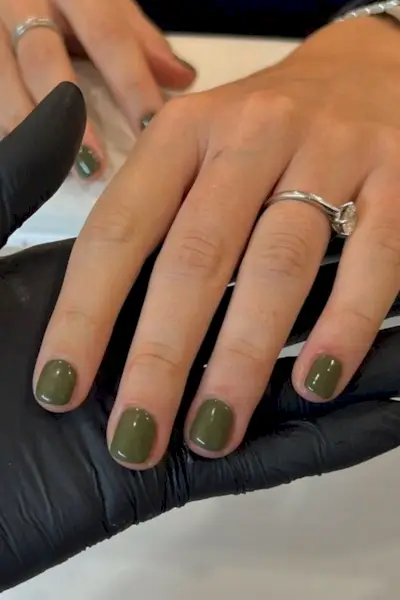 Nagų idėjos atostogoms – tamsiai žalias lakas