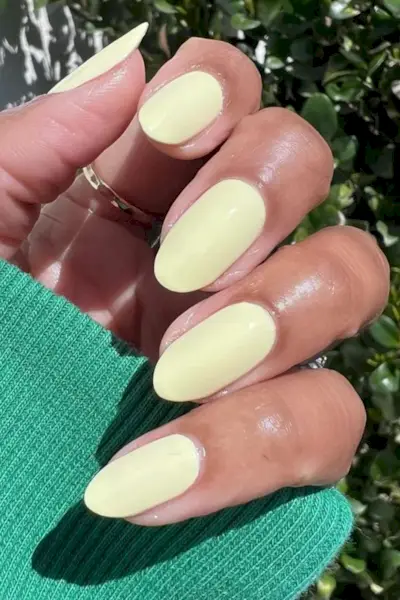 Nagų idėjos atostogoms – sviestinis geltonas lakas