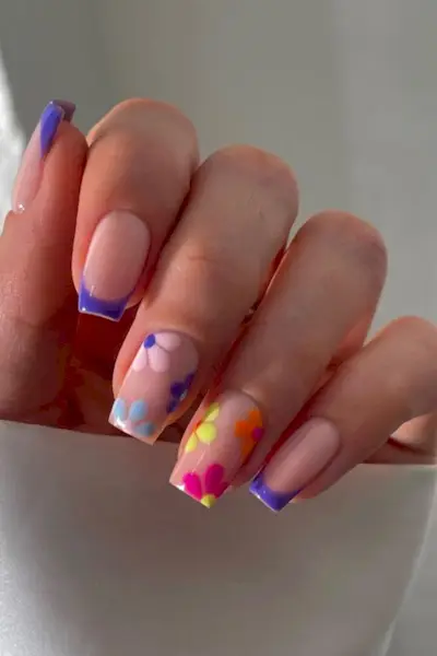 Nagų idėjos atostogoms – purpuriniai antgaliai su įvairiaspalvėmis gėlėmis