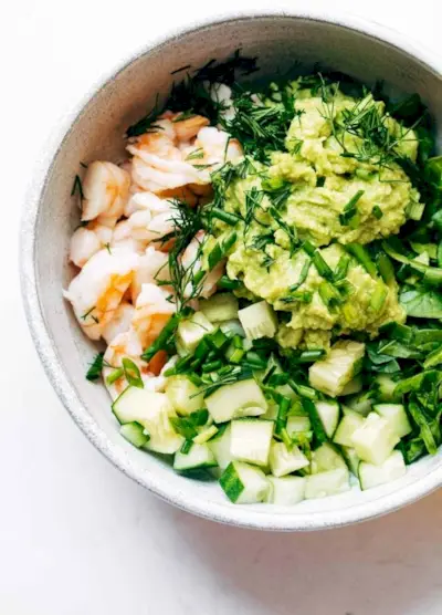 Recept na jednoduchou večeři s avokádovým krevetovým salátem