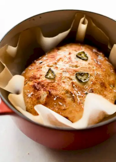 recette de four hollandais de pain cheddar et jalapeno