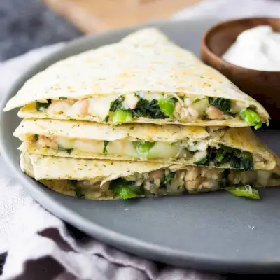 recepta fàcil de quesadilla de mongetes blanques i espinacs