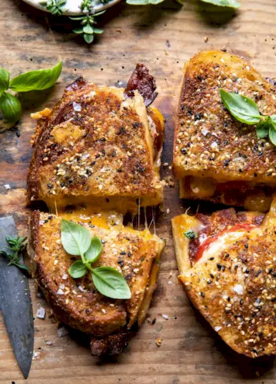 grilovaný sýr komfortní jídlo recept