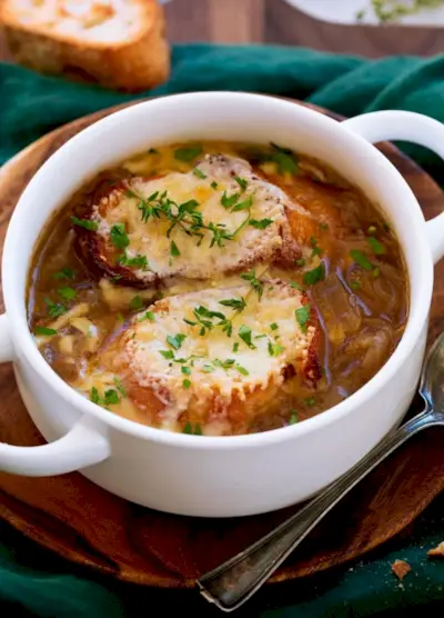 Francouzská cibulová polévka recept na pohodlné jídlo