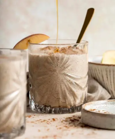 Jablečný koláč smoothie podzimní snídaně recept