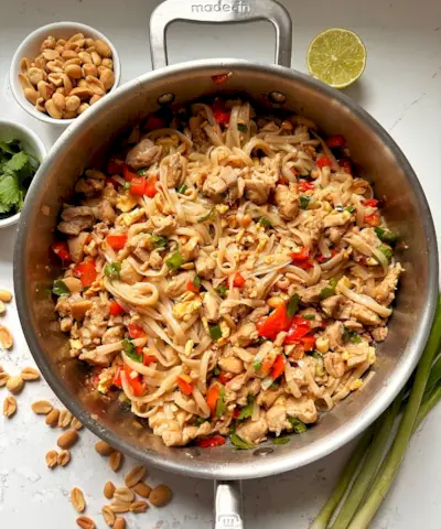 un pot de nouilles pad thai