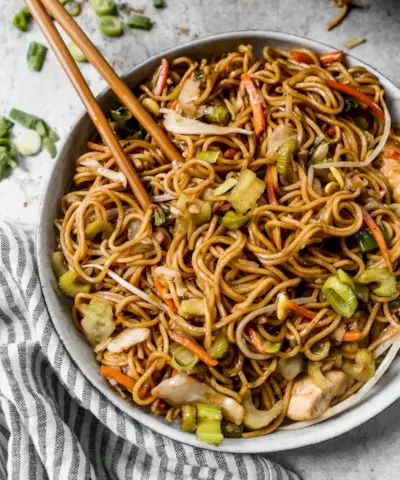une recette de chow mein à la poêle