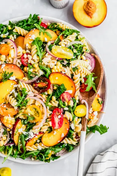 recette végétarienne de salade de pâtes à la roquette et aux pêches