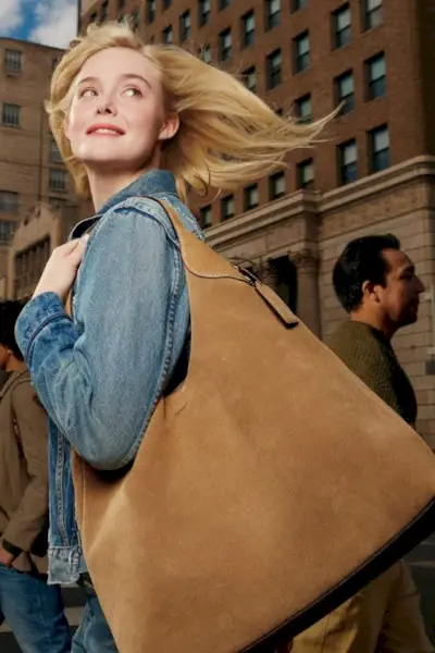 A megemelt táska, amely felváltja divatszerkesztőnk munkatáskáját