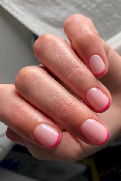 La manicura francesa va tenir una actualització discreta i moderna just a temps per a l'estiu