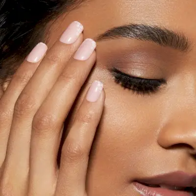 Minimalistické natlačovací nehty Daisy