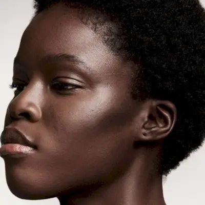 Deze door de redactie goedgekeurde bronzers kunnen worden vertrouwd om donkere huidtinten op te warmen