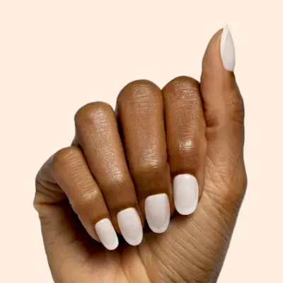 Krátké kulaté klasické francouzské nehty