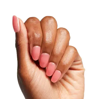 Kulaté růžové želé nalisované nehty