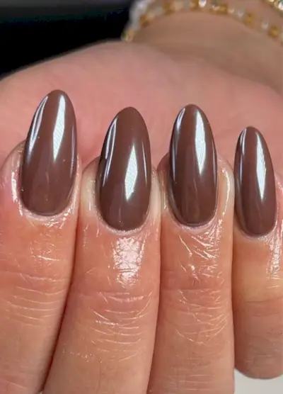 12 idées d'ongles chromés pour pimenter votre manucure d'automne