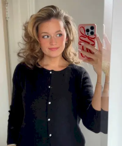 Išbandžiau geriausius plaukų apimtį suteikiančius produktus – šis visiškai pakeitė mano plokščius plaukus