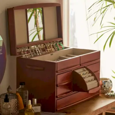 Gėlėmis išgraviruota papuošalų dėžutė