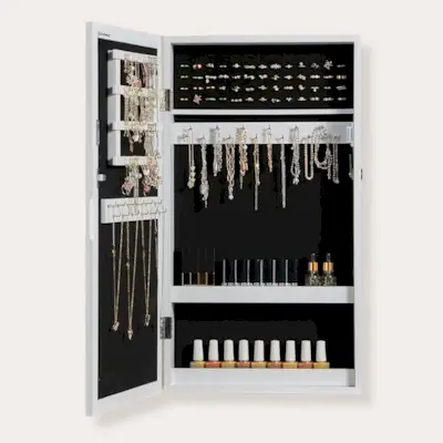 Rakinama papuošalų spintelė