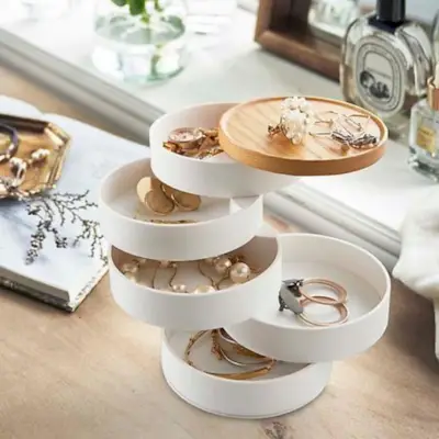 Sukrauta papuošalų dėžutė