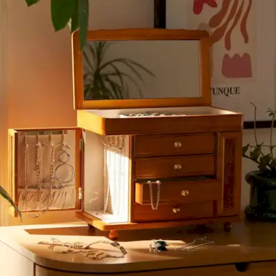 Medinė papuošalų dėžutė