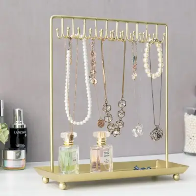 Tvarkyti papuošalus yra košmaras – radome geriausius sprendimus