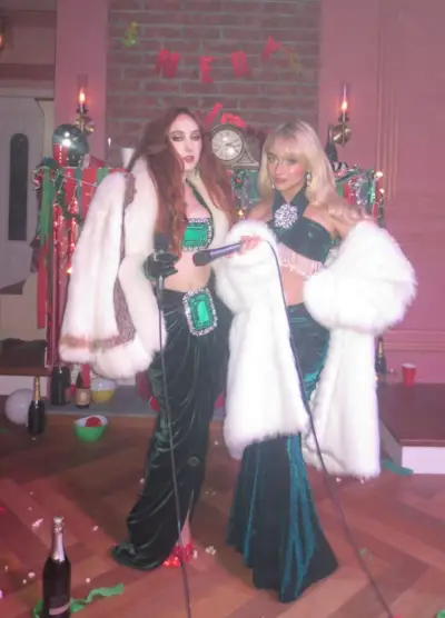 Apžvalga: ar verta žiūrėti Sabrinos Carpenter „Nesąmonės Kalėdos“?