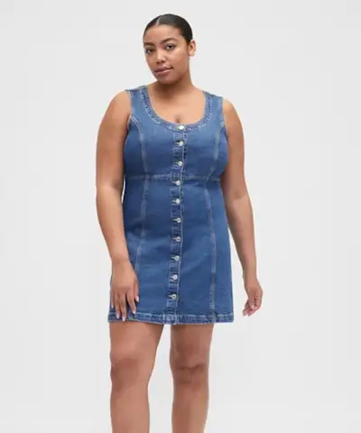 Robe courte en jean boutonnée sur le devant