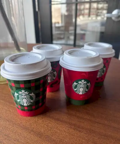 Išbandėme visus „Starbucks“ šventinius gėrimus – štai kaip jie reitinguojami