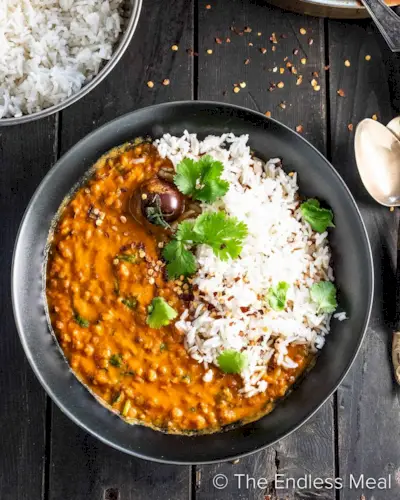 Příprava pokrmu na kari z kokosové čočky