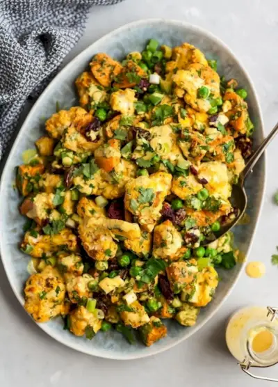 préparation de repas salade de chou-fleur rôti