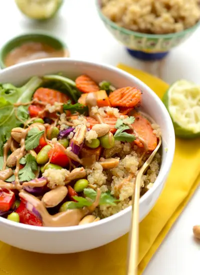 préparation des repas bols de quinoa thaïlandais pour les déjeuners