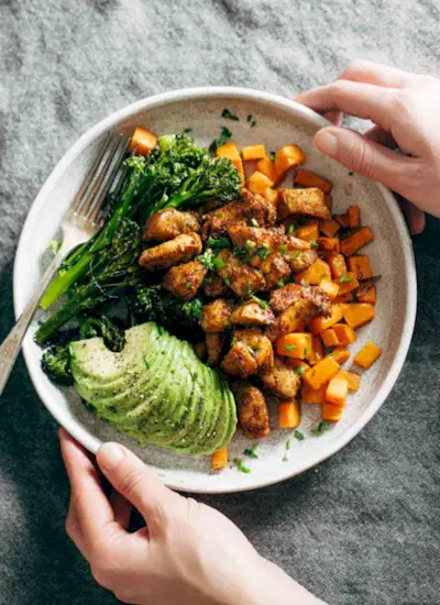 idée de déjeuner de préparation de repas de patate douce au poulet