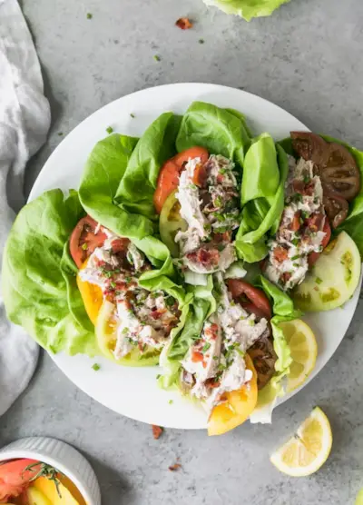 préparation de repas Idée de déjeuner de salade de poulet BLT
