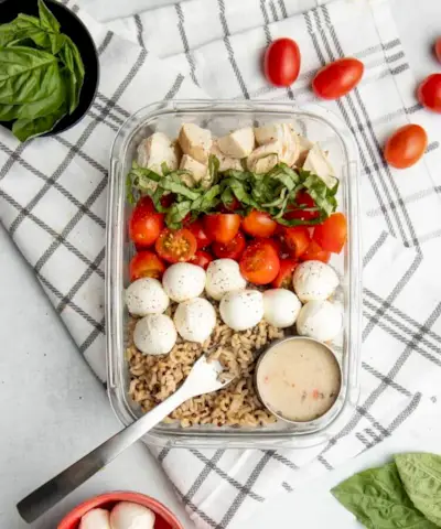 préparation des repas du déjeuner bols de céréales caprese