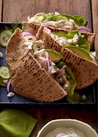 préparation de repas, pitas grecs, idée de déjeuner