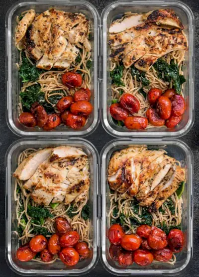 préparation des repas du déjeuner pâtes au poulet et au chou frisé