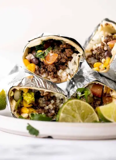 préparation des repas du déjeuner burritos au bœuf et aux haricots