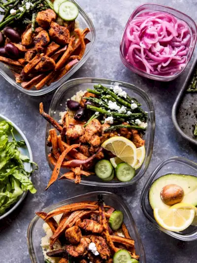 Shawarma csirke és édes burgonyás tálak