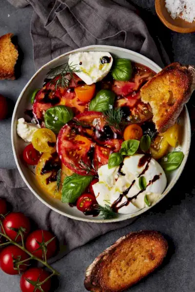 Lengvas burrata caprese vasaros salotų receptas
