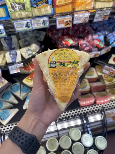 Nous avons essayé 12 fromages Trader Joe's populaires : voici leur classement